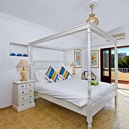Villa Sleeps 8 With Pool And Air Con Vilamoura