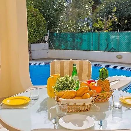 Sleeps 8 With Pool And Air Con