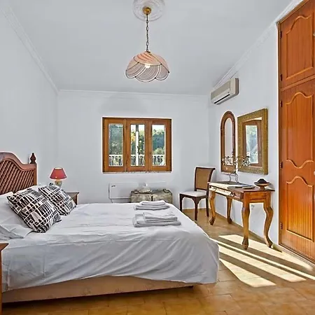 Sleeps 8 With Pool And Air Con Villa