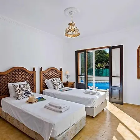 Sleeps 8 With Pool And Air Con ヴィラ