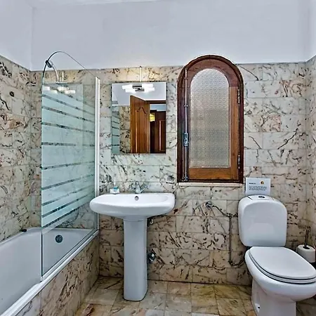 Sleeps 8 With Pool And Air Con