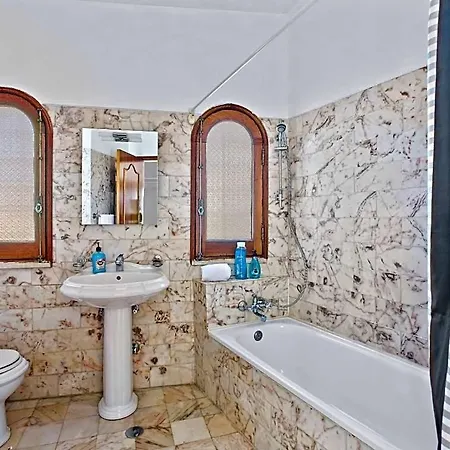 Sleeps 8 With Pool And Air Con ヴィラモウラ