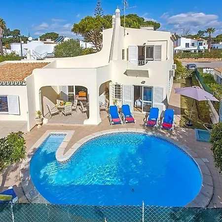 Sleeps 8 With Pool And Air Con