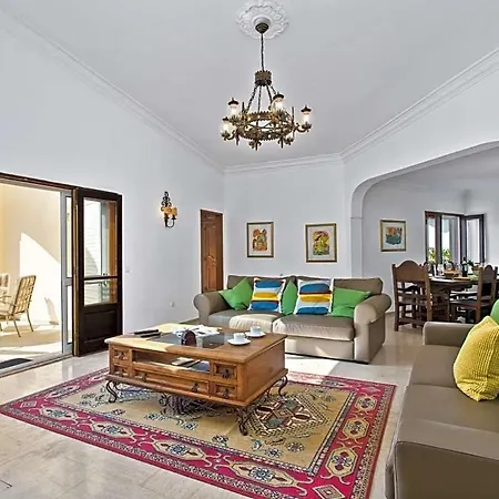 ヴィラ Sleeps 8 With Pool And Air Con