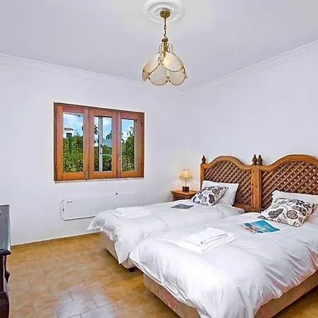 ヴィラ Sleeps 8 With Pool And Air Con ヴィラモウラ